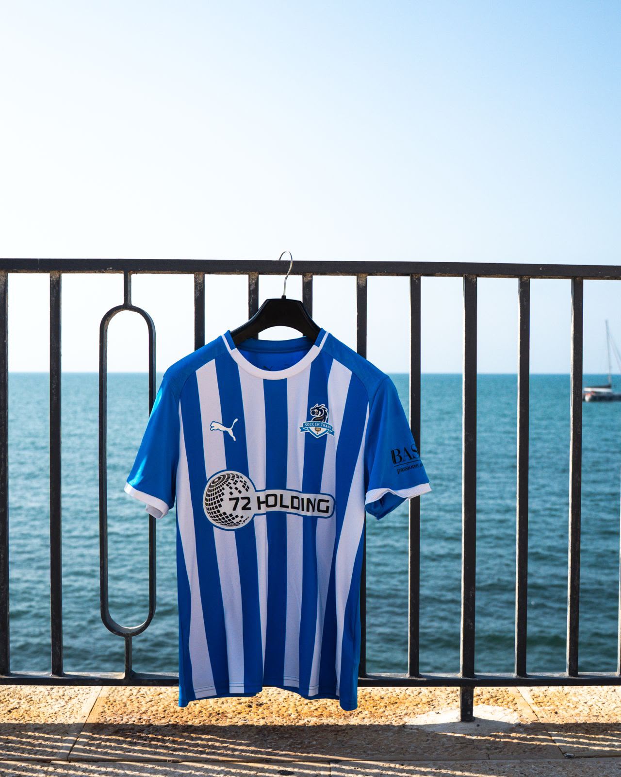 Nuova maglia Soccer Trani 2026/27 sul porto di Trani