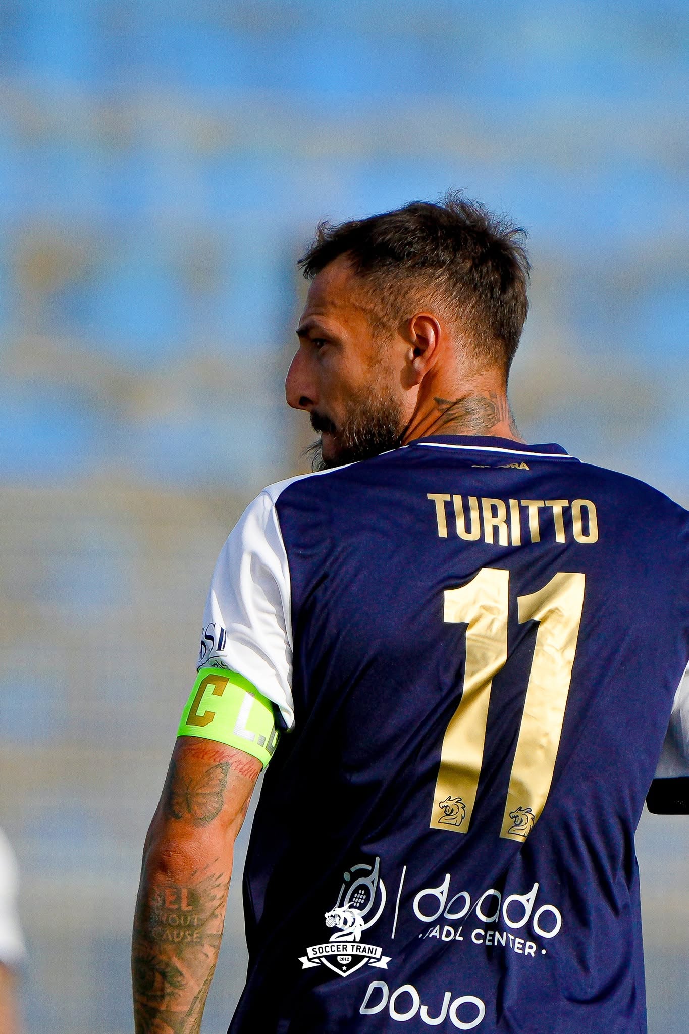 La seconda maglia Soccer Trani 2026/27 in gioco durante un colpo di testa