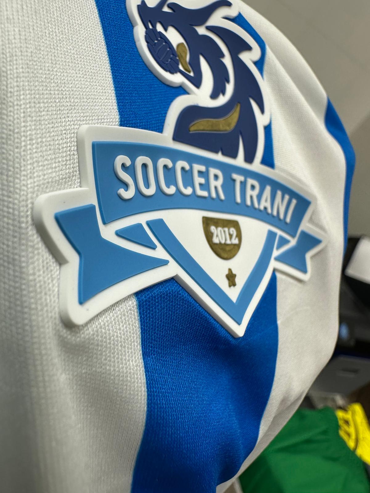 Nuova maglia ASD Soccer Trani 2026/27 — dettaglio stemma